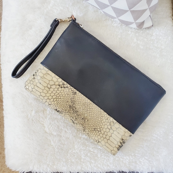 Danier Genuine Leather Python Black Wristlet - Picture 2 of 7